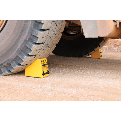 Cale de roue ultra-robuste pour l'exploitation mini&egrave;re Checkers Safety, PEHD, Jaune, 14-1/2" la x 17-1/2" p x 16" h Quali-T-Solutions