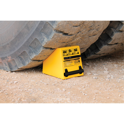 Cale de roue ultra-robuste pour l'exploitation mini&egrave;re Checkers Safety, PEHD, Jaune, 14-1/2" la x 17-1/2" p x 16" h Quali-T-Solutions