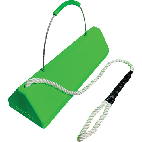 Cale de roue pour avion Checkers Safety SafeRay avec poign&eacute;e &agrave; c&acirc;ble avec cordage en boucle, Ur&eacute;thane, Vert fluorescent, 24" la x 8" p x 6" h Quali-T-Solutions