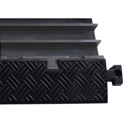 Protecteur de c&acirc;ble de s&eacute;rie moyenne Powerhouse, 5 canaux, 36" lo x 19,63" la x 2,25" h Quali-T-Solutions