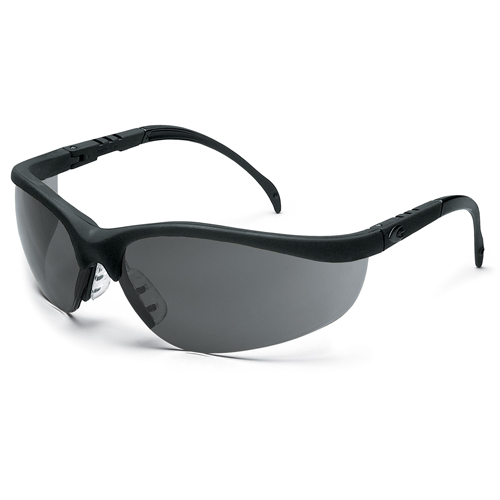 Lunettes de s&eacute;curit&eacute; Klondike, Lentille Grise/fum&eacute;e, Antibu&eacute;e/Anti-&eacute;gratignures, R&eacute;pond ou surpasse la norme CSA Z94.3 Quali-T-Solutions