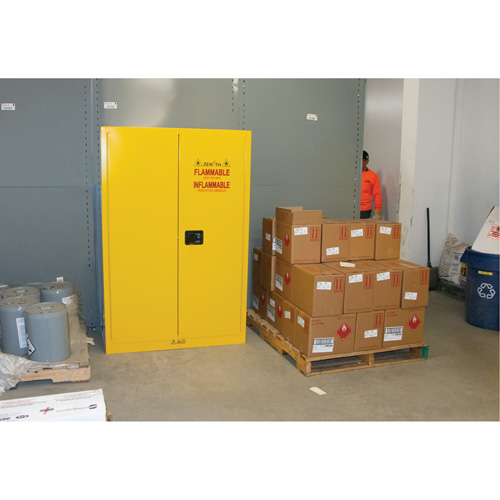 Armoire pour produits inflammables, 45 gal., 2 Porte(s), 43" La x 65" h x 18" p Quali-T-Solutions