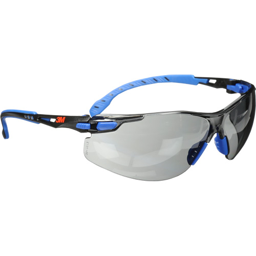 Lunettes de s&eacute;curit&eacute; Solus avec lentilles Scotchgard, Lentille Grise/fum&eacute;e, Antibu&eacute;e, R&eacute;pond ou surpasse la norme CSA Z94.3 Quali-T-Solutions