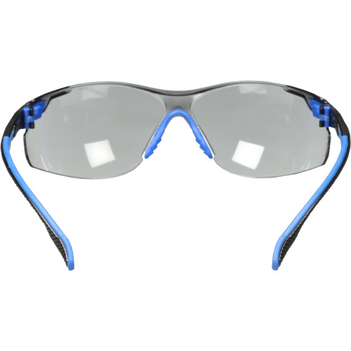 Lunettes de s&eacute;curit&eacute; Solus avec lentilles Scotchgard, Lentille Grise/fum&eacute;e, Antibu&eacute;e, R&eacute;pond ou surpasse la norme CSA Z94.3 Quali-T-Solutions
