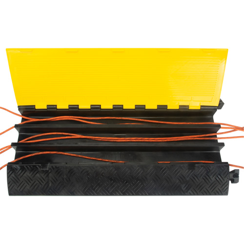 Protecteur de c&acirc;bles en polyur&eacute;thane, 3 canaux, 35,43" lo x 19,69" la x 3" h Quali-T-Solutions