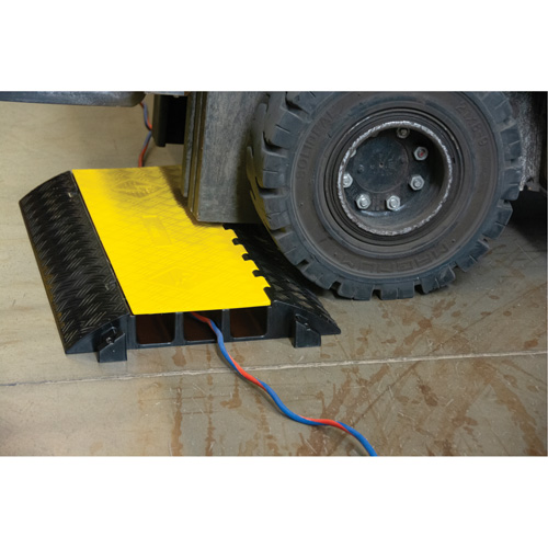 Protecteur de c&acirc;bles en polyur&eacute;thane, 3 canaux, 35,43" lo x 19,69" la x 3" h Quali-T-Solutions