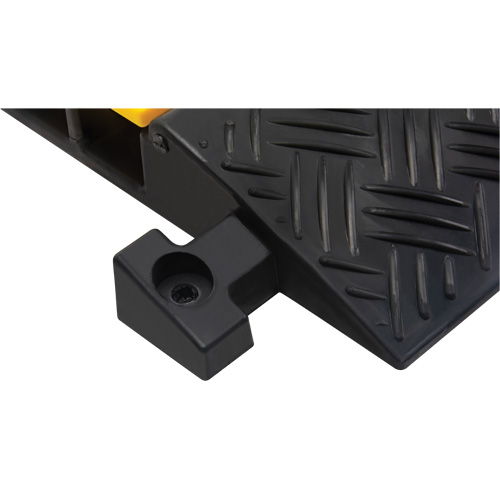 Protecteur de c&acirc;bles en polyur&eacute;thane, 5 canaux, 35,43" lo x 19,69" la x 2" h Quali-T-Solutions