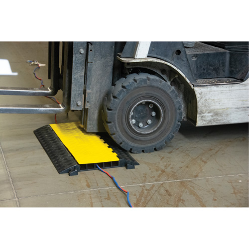 Protecteur de c&acirc;bles en polyur&eacute;thane, 5 canaux, 35,43" lo x 19,69" la x 2" h Quali-T-Solutions