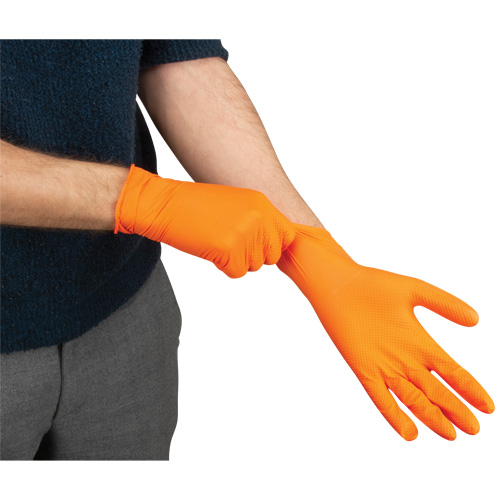 Gants d'examen de poids lourd &agrave; prise tactile, 2T-Grand, Nitrile, 8 mils, Sans poudre, Orange, Classe 2 Quali-T-Solutions