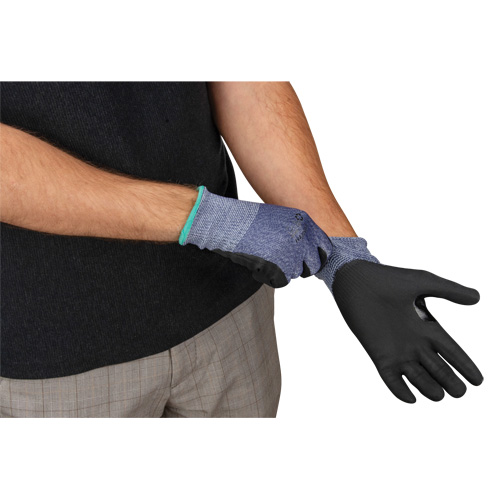 Gants r&eacute;sistant &agrave; la coupe, Taille Grand, Calibre 15, Rev&ecirc;tement Mousse de nitrile, Enveloppe en PEHP, ASTM ANSI niveau A3 Quali-T-Solutions