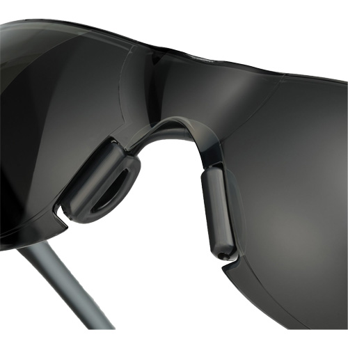 Lunettes de s&eacute;curit&eacute; Adapt Lite, Lentille Fum&eacute;e, Antibu&eacute;e/Anti-&eacute;gratignures, ANSI Z87+/R&eacute;pond ou surpasse la norme CSA Z94.3 Quali-T-Solutions