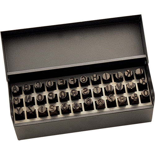 Jeu de lettres et num&eacute;ros pour estampage &agrave; la main, 36 morceaux Quali-T-Solutions