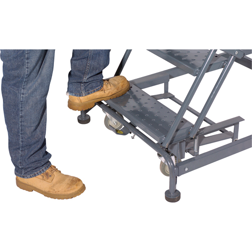 &eacute;chelles roulantes avec pied verrouillable activ&eacute; par le poids, 6 marches, Largeur de la marche 24", Hauteur de la plateforme 60", Acier Quali-T-Solutions