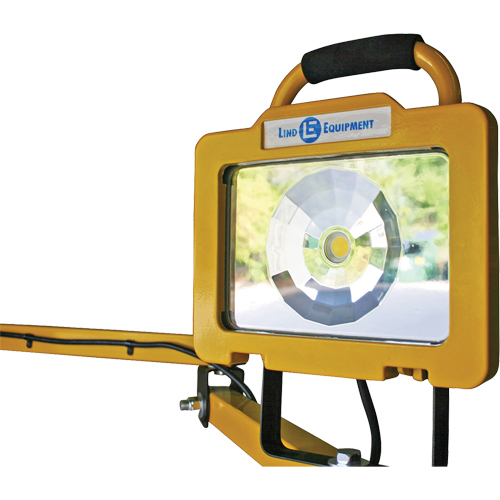 Lampe robuste pour quais, Bras 40", 38 W, Ampoule DEL, M&eacute;tal Quali-T-Solutions