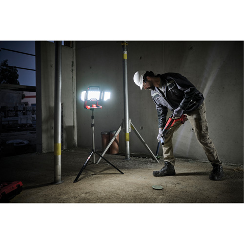 Lampe de travail &agrave; DEL professionnelle &agrave; panneaux pliants lumens sans fil 18V sur tr&eacute;pied, DEL, 3600 lumens Quali-T-Solutions