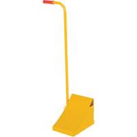 Cale de roue avec poign&eacute;e ergonomique, Acier, Jaune, 8" la x 10-3/4" p x 9-1/8" h Quali-T-Solutions