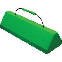 Cale de roue pour avion Checkers Safety SafeRay avec poign&eacute;e &agrave; c&acirc;ble, Ur&eacute;thane, Vert fluorescent, 24" la x 8" p x 6" h Quali-T-Solutions
