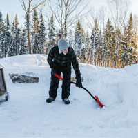 Pelle &agrave; neige Yukon, Lame Polypropyl&egrave;ne, Largueur 18", Manche Prise en D ergonomique Quali-T-Solutions