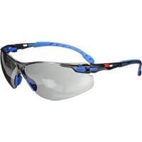 Lunettes de s&eacute;curit&eacute; Solus avec lentilles Scotchgard, Lentille Grise/fum&eacute;e, Antibu&eacute;e, R&eacute;pond ou surpasse la norme CSA Z94.3 Quali-T-Solutions