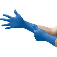 Gants dexamen m&eacute;dical Microflex SafeGrip SG-375, Petit, Latex, 11 mils, Sans poudre, Bleu, Classe 2 Quali-T-Solutions