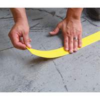 Marqueur robuste pour le sol Tough-Mark, Rectangle, 48" lo x 4" la, Jaune, Poly&eacute;thyl&egrave;ne Quali-T-Solutions