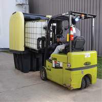 Palette anti-d&eacute;versement jaune &agrave; couvercle rigide roulant avec drain, 65" lo x 65" la x 101" h, Capacit&eacute; de charge 5000 lb Quali-T-Solutions