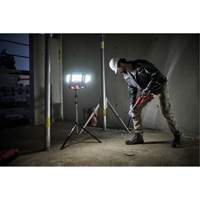 Lampe de travail &agrave; DEL professionnelle &agrave; panneaux pliants lumens sans fil 18V sur tr&eacute;pied, DEL, 3600 lumens Quali-T-Solutions
